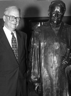 为纪念惠登总统而建的雕像.